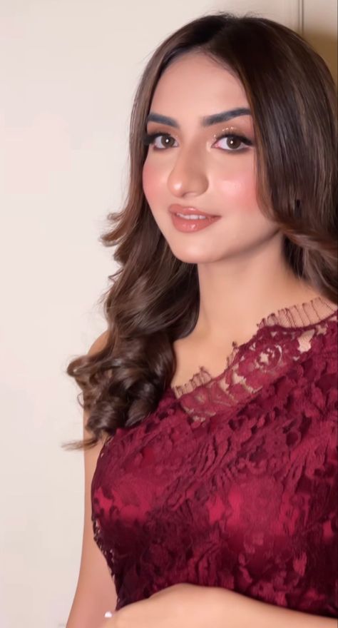 Pakistani Party Makeup, Pakistani Hairstyles Party Simple, Pakistani Wedding Guest Makeup Look, Wedding Guest Makeup Pakistani, Party Makeup Hairstyles Pakistani, Mehndi Hairstyles Pakistani For Girls, Hair Style On Saree, Pretty Jewelry Necklaces, Shot Hair Styles