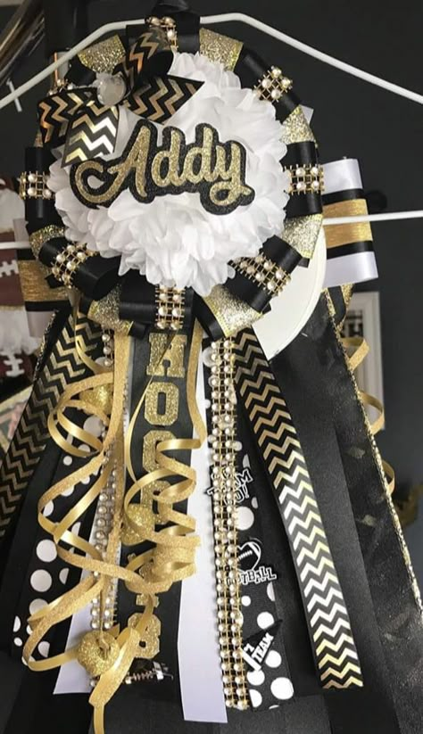 Unique Homecoming Mums, Mums Homecoming Senior, Homecoming Mums Senior, Homecoming Spirit Week, Homecoming Corsage, Texas Homecoming Mums, Homecoming Spirit, Homecoming Garter, White Mums