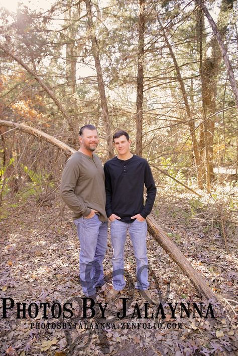 Family Of Four Pictures, Father And Son Photography, Older Sibling Poses, Father Son Photography, Father Son Photos, Photography Siblings, Outdoor Family Pictures, Pose Couple, Brothers Photography