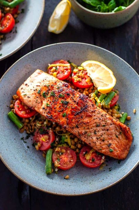 Salmon with Leeks and Lentils Yellow Lentil Soup, Clean Eating Salmon, Salmon Recipes Oven, Quick Clean Eating, Food Savoury, Crispy Salmon, Seafood Dinner Recipes, Green Bean Salad, Healthy Salmon