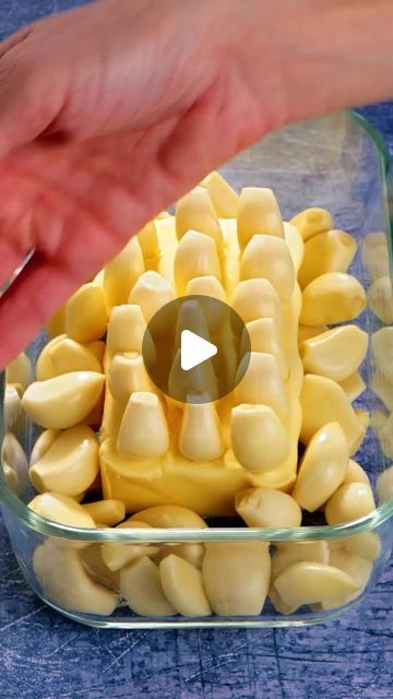 5-Minute Crafts on Instagram: "How to make delicious garlic butter and other awesome kitchen hacks! 🧄 

#cookingathome #garlicbutter #garliclovers" Cooking Hacks Videos, 5 Minute Hacks, Food Hacks Videos, Kitchen Hacks Videos, Kitchen Hacks Food, Amazing Food Hacks, Making Butter, Cooking Tutorials, 5 Min Crafts