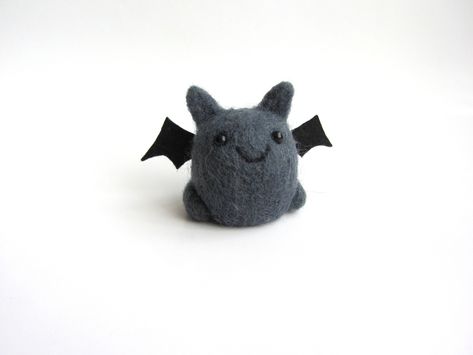 Needle Felt Bat, Needle Felt Halloween, Aura Christmas, Felting Halloween, Felt Bat, Kawaii Bat, Felted Toys, Felt Penguin, Nursery Deco