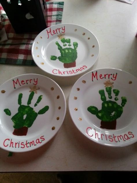 DIY Christmas Plates for Kids to Make - Party Wowzy Christmas Parent Gifts, Diy Christmas Plate, Preschool Christmas Gifts, Prek Christmas, Christmas In The Classroom, Christmas Preschool, Handprint Christmas, Kids Christmas Crafts, Parents Christmas