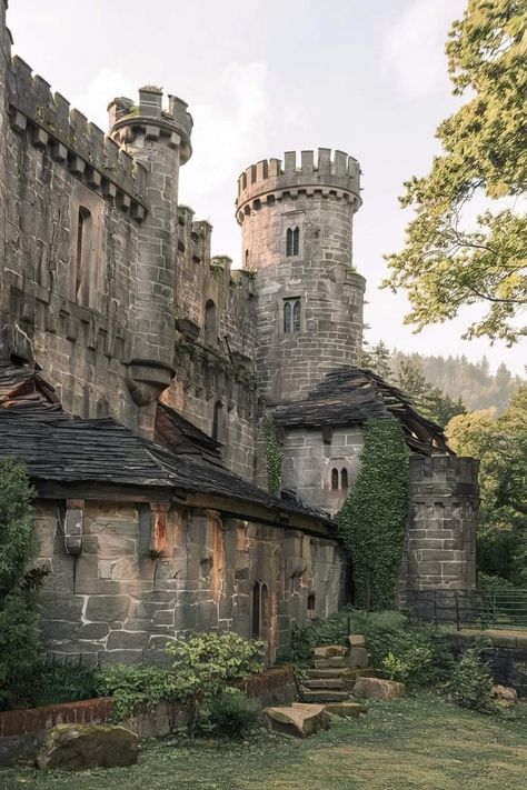 Julie Garwood, Welsh Castles, Spooky Decorations, Old Castle, Creepy Houses, Chateau Medieval, Castle Aesthetic, European Castles, Saving Grace