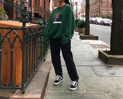 @uglycoats Maria Beltre, Dark Green Sweatshirt, Looks Hip Hop, Mode Hippie, Skater Girl Outfits, Peplum Tops, Streetwear Mode, Grunge Look, Tomboy Outfits