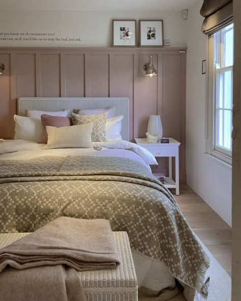 Spare Bedroom Ideas Colour, Pink And Green Bedroom Panelling, Calm And Cosy Bedroom, Neutral Panelled Bedroom, Attic Bedroom Paneling, Pink Panel Bedroom, Light Pink Master Bed, Mauve Bedroom Panelling, Coloured Panelling Bedroom