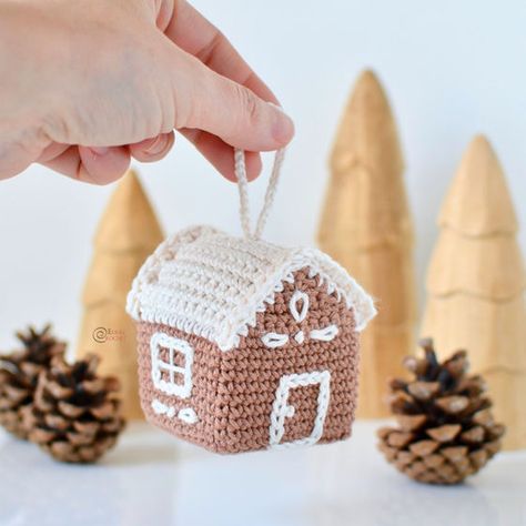 Free Patterns | Elisa's Crochet Gingerbread House Ornament, Gingerbread House Patterns, Crochet Holiday, Crochet Xmas, Christmas Gingerbread House, Crochet Ornaments, Crochet Blog, Holiday Crochet, Christmas Ornament Pattern