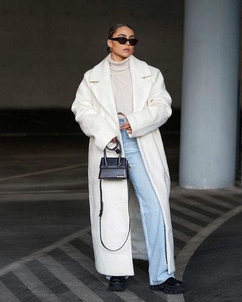 Ideas for fall outfit style. Latest and trending ideas for fall outfits and fashion tips. White Long Coat Outfit, Off White Coat Outfit, Long White Coat Outfit, Ivory Coat Outfit, White Trench Coat Outfit, White Coat Outfit, Long White Coat, Coat Outfit Casual, Off White Coat