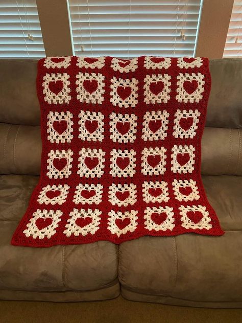 Crotecht Blanket, Valentine Granny Square, Crochet Blankets Aesthetic, Cute Warm Spring Outfits, Crotchet Room Decor Ideas, Aux Aesthetic, Crochet Blanket Aesthetic, Crochet Projects Aesthetic, Valentine’s Day Outfit Ideas