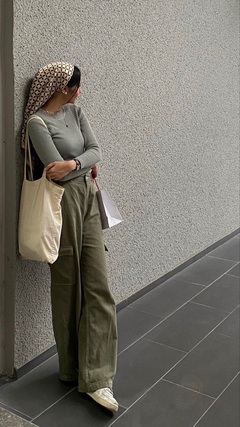 green cargo pants aesthetic ig story inspo Halal Outfits For School, Hijabi Model Photoshoot, Modest Fall Outfits Muslim, Hijab Fashion School, Hijabi Outfits Fall, Hijabi Summer Fashion, Cute Hijabi Outfits Summer, Ootd Turban Style, Modest Y2k Fashion