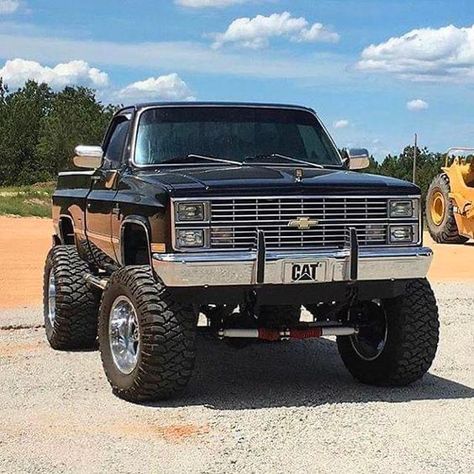 Chevy Trucks Accessories, Trucks Lifted Diesel, Lifted Chevy Trucks, Chevy Pickup Trucks, Old Pickup Trucks, Jacked Up Trucks, Chevrolet S10, Classic Pickup Trucks, Square Body