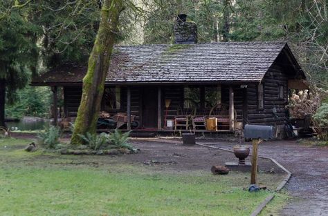 The Caretaker's Cabin in Murdo Park Virgin River Cabin, Log Cottage, Unique Landscaping, Log Cabin Living, Homestead House, Log Cabin Rustic, Virgin River, Cabin Tiny House, River Cabin