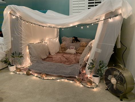 Sleepover Forts, Sleepover Fort, Bedroom Fort, Living Room Fort, Sleepover Room, Blanket Fort, Fun Sleepover Ideas, Cute Bedroom Decor, Cute Room Ideas