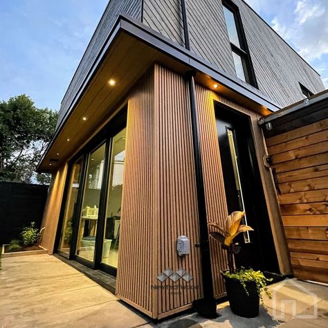 NewTechWood Norwegian and Shadowline Siding make this house look ultra-classy 📸 @lanescape.ca ⚒️ @integrity.design.build 🖌️ UH61 + UH31 (soffit) Red Cedar⁠ Wood Siding House, Wall Siding, Cottage Extension, Composite Siding, Exterior House Siding, Skylight Design, Exterior Wall Cladding, Tiny House Exterior, Restaurant Exterior