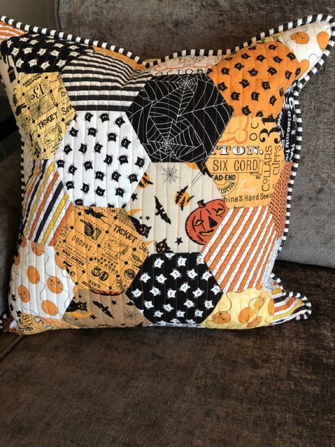 Craft Pillows Ideas, Halloween Quilted Pillow, Halloween Quilt Pillow, Sewing Home Decor Projects, Halloween Fabric Ideas, Halloween Fabric Projects, Halloween Quilting Projects, Thanksgiving Sewing Projects, Throw Pillows Diy