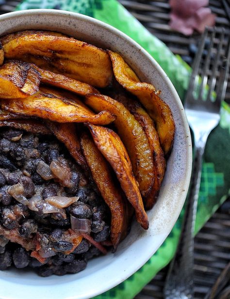 Black Bean Bowl, Sweet Fried Plantains, Bean Bowl, Cooking With Fresh Herbs, Plantain Recipes, Black Bean Recipes, How To Cook Beans, Cooking Black Beans, Bean Stew