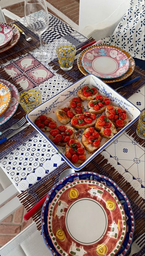 Plates With Food, Aesthetic Plates, Food Aethstetic, Tapas Dinner, Cherry Lady, Mediterranean Aesthetic, Italian Life, Living In Italy, Mediterranean Food