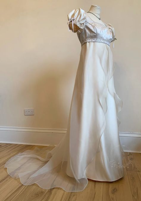 Regency Dress Ball Gowns, White Regency Gown, Regency Gown Aesthetic, White Regency Dress, Victorian Dress Aesthetic, Bridgerton Oc, White Victorian Dress, Bridgerton Dresses, Regency Core