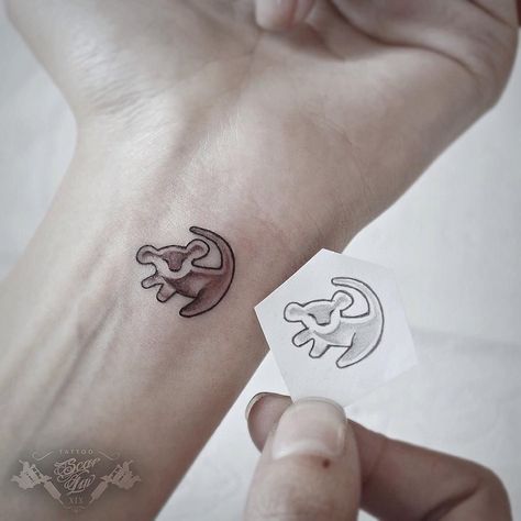 Matching Disney Tattoos, Lion King Tattoo, Diy Tattoo Permanent, Tattoo Diy, Mouse Tattoos, King Tattoos, Marvel Tattoos, Cat Tattoos, Harry Potter Tattoos