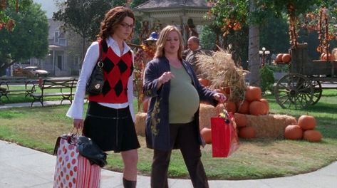 Fall Episodes, 90s Fashionista, Gilmore Style, Gilmore Girls Episodes, True Aesthetic, Gg Outfits, Gilmore Girls Fall, Rory And Logan, Babette Ate Oatmeal