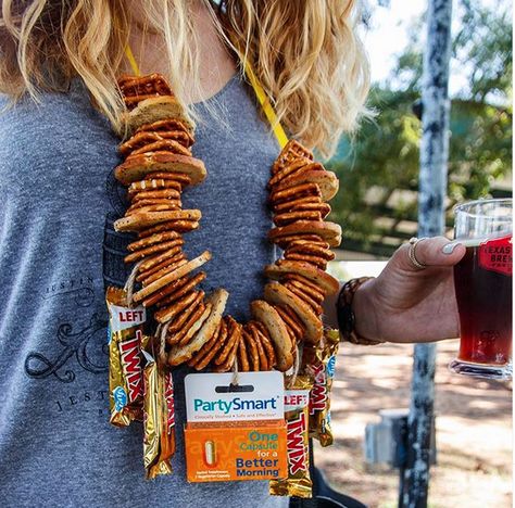 Wine Festival Snacks, Beer Necklace Ideas, Beerfest Pretzel Necklace, Oktoberfest Pretzel Necklace, Beer Crawl Ideas, Beer Fest Necklace, Beer Fest Necklace Ideas, Brew Fest Outfit, Wine Festival Ideas