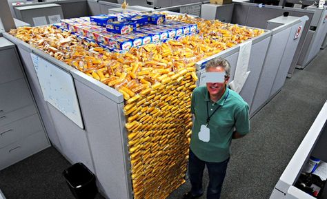 The benefits of letting it get around the office how much you love Twinkies... Funny Office Pranks, Mean Pranks, Top Pranks, Funniest Pranks, Office Pranks, April Fools Pranks, Office Cubicle, Make My Day, Toddler Beds