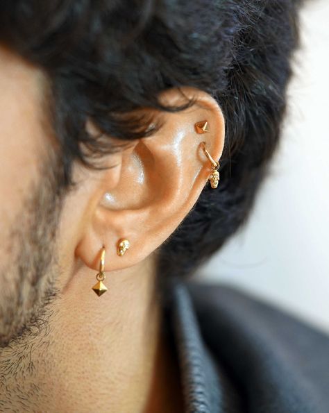 Mens Bali Gold Earrings, Men’s Diamond Earrings, Men Cartilage Piercing, Men’s Ear Rings, Mens Earrings Aesthetic, Mens Ear Piercing, Men Earrings Aesthetic, Men With Earrings, Helix Piercing Men