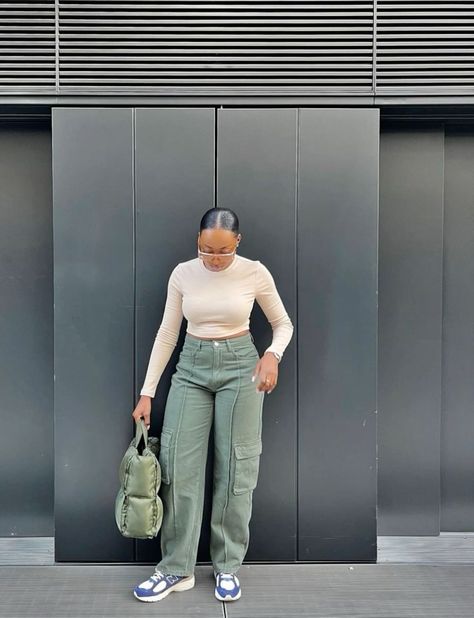 Cargo Pants Women Outfit Chic, Chill Spring Outfits, Fashion Outfits Trendy, Cargo Pants Women Outfit, Modest Casual Outfits, Green Tote Bag, Khaki Cargo Pants, Sleek Bun, Cargo Pants Outfit