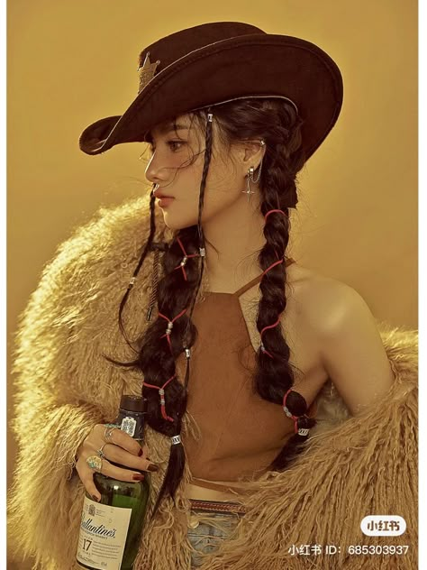 Modern Cowboy Aesthetic Fashion, Cowgirl Outfits Cow Print, Leather Cowgirl Outfit, Cowboy Aesthetic Outfit, Cowgirl Oc, Cowgirl Poses, Cowboy Photoshoot, Cowboy Aesthetic, Fest Outfits