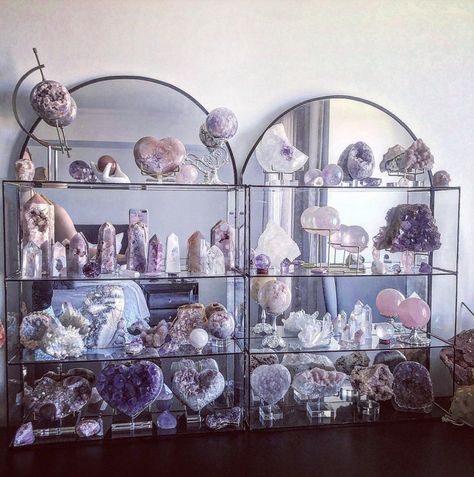 Crystal Shop Display Ideas, Crystal Collection Aesthetic, How To Display Crystals And Stones, Crystal Shop Aesthetic, Cool Crystals, Crystal Display Ideas, Crystal Collection Display, Crystal Room Decor, Crystal Shelf