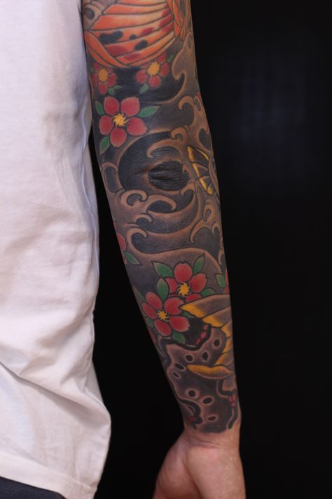 Elbow Tattoo Japanese, Japanese Old School Tattoo, Tattoos Elbow, Japanese Tattoo Koi, Japanese Tattoo Sleeve, Traditional Japanese Tattoo Sleeve, Tattoo Elbow, Tattoo Koi, Traditional Japanese Tattoo