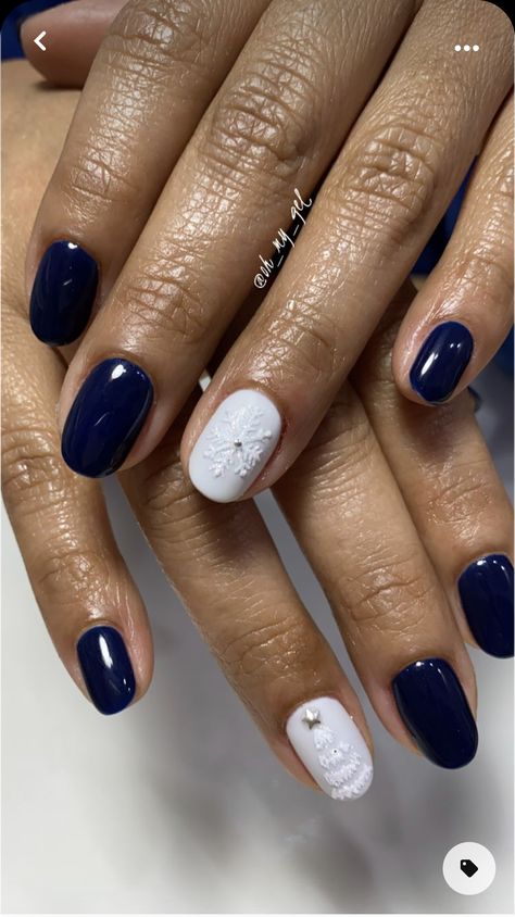 Minimalist Nails Short Winter, Dip Manicure Ideas Winter, Sns Dipping Powder Nails Winter 2023, Holiday Nails Winter Christmas Gel, Winter Gel Nails Designs, Dip Powder Nails Christmas 2023, Christmas Powder Dip Nails, Winter Holiday Nails 2022, Blue Winter Gel Nails