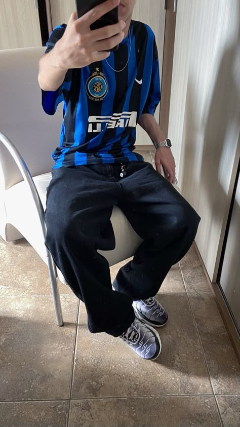 Inter Milan Jersey, Pics Poses, Jersey Fits, Street Pics, Football Jersey Outfit, Streetwear Ideas, Guys Fits, Trendy Boy Outfits, Boy Fits