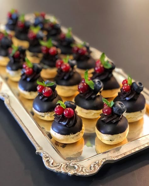 Mini Pastries, Choux Pastry, French Dessert, Puff Pastry Recipes, Food Garnishes, Dessert Buffet, Buffet Food, French Pastries, Eat Dessert First