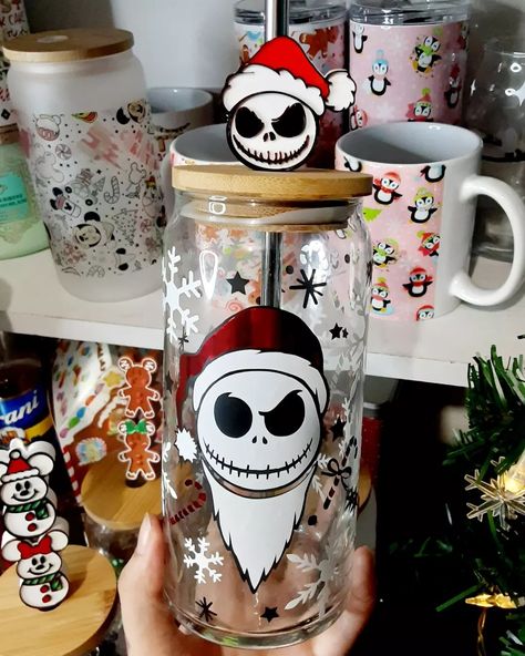 Jack Skellington Christmas, Jack Skellington Santa, Tumblers Ideas, Mason Jar Art, Sandy Claws, Valentine Candy Hearts, The Nightmare Before Christmas Jack, Painted Bottles, Christmas Beer