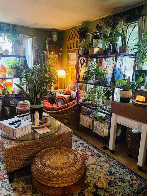 Living Room Ideas Maximalist, Bohocore Aesthetic, Earthy Maximalist Decor, Boho Living Room Plants, Boho Cottagecore Living Room, Cluttercore Living Room, Earthy Maximalism, Maximalist Apartment Decor, Hippie Living Room Ideas