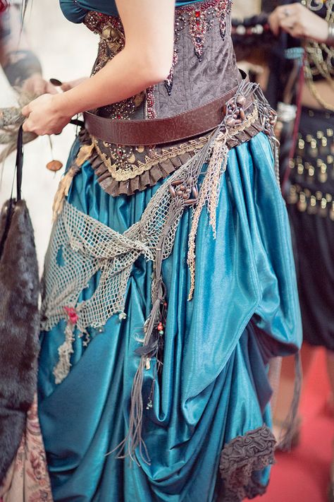 Photostories_Pirate_Wedding_013 Superstar Costume, Siren Costume, Ren Faire Outfits, Pirate Wedding, Pirate Costumes, Mermaid Cosplay, Pirate Cosplay, Ren Faire Costume, Pirate Outfit