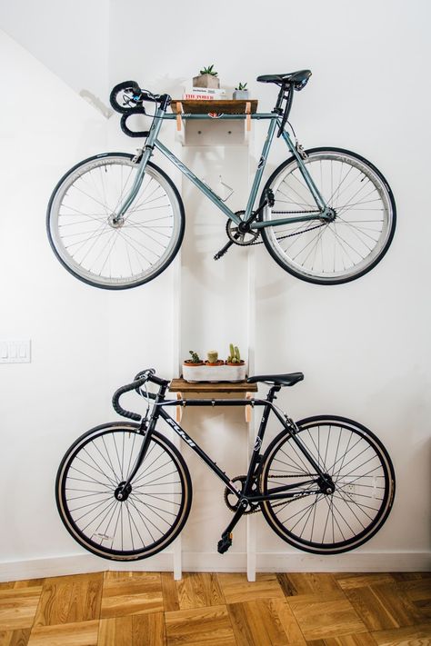 Hanging Bike Rack, Bike Storage Apartment, Rack Velo, Bicycle Storage Rack, Diy Storage Projects, Small Apartment Therapy, Diy Bike Rack, Diy Small Apartment, Bike Storage Garage