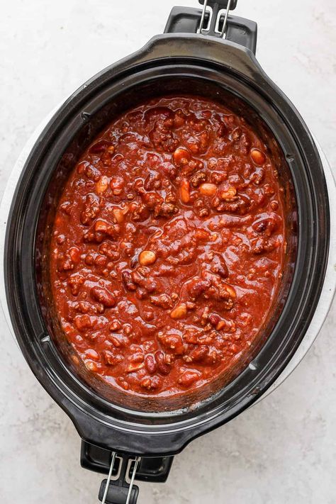 The best slow cooker chili recipe on the internet right here! Our classic recipes calls for ground beef, beans and the perfect homemade chili seasoning. Best Slow Cooker Chili, Bolognese Sauce Authentic, Slow Cooker Bolognese Sauce, Tagliatelle Bolognese, Homemade Chili Seasoning, Slow Cooker Bolognese, Bolognese Sauce Recipe, Slow Cooker Chili Recipe, Sauce Bolognaise