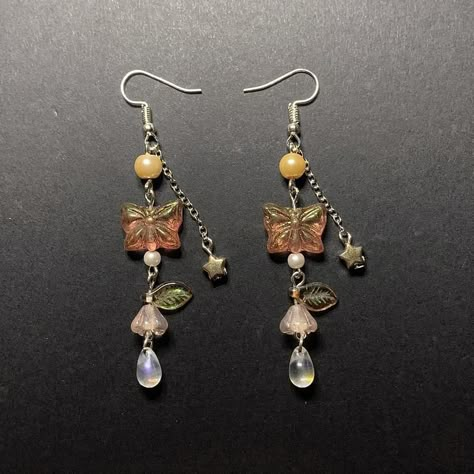 Aesthetic Handmade Jewelry, Diy Bead Earrings, Homemade Jewelry Ideas, Jewelry Homemade, Earrings With Charms, Home Made Jewelry, Jewelry Ideas To Make, Handmade Jewelry Ideas, Homemade Earrings