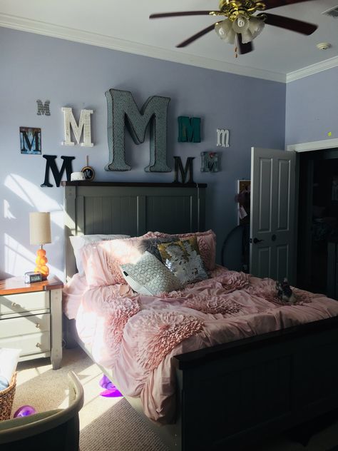 Mom Bedroom Ideas, Montessori Lifestyle, Glam Bedrooms, Mom Bedroom, Cottage House Interior, Glam Bedroom Decor, Room Organization Bedroom, Shared Girls Bedroom, Dorm Apartment