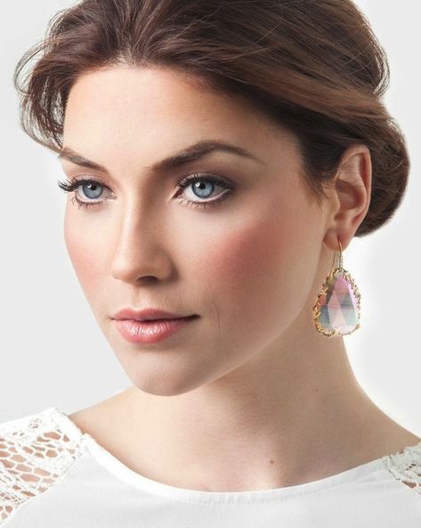 Really liking this iridescent #bridal #jewelry - Bridal Jewelry By Kendra Scott | Bridal Musings Wedding Blog #TuesdayTrend Wedding Make Up Inspiration, Summer Wedding Makeup, Real Lashes, Wedding Hairstyles And Makeup, Bridal Jewellery Earrings, Bridal Makeup Wedding, Braut Make-up, Natural Wedding Makeup, Bridal Musings