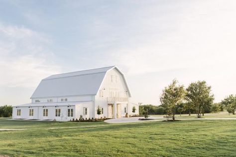 Barn Wedding Decorations, Dream Barn, Wedding Venues Texas, Luxury Wedding Venues, Modern Barn, White Barn, Barn Wedding Venue, Barn House Plans, The Nest