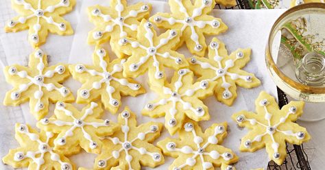 Lemon snowflakes Lemon Snowflakes, Snowflake Recipes, Christmas Cooking Gifts, Christmas Leftovers, Lemon Shortbread, Gluten Free Gingerbread, Xmas Treats, How To Make Biscuits, Christmas Food Gifts