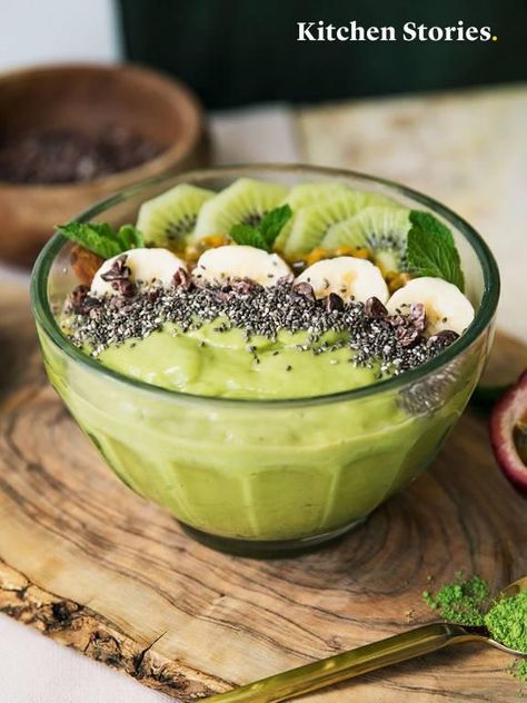 #Matcha #smoothie #bowl with #chia seeds  #recipe Matcha Breakfast, Chia Yogurt, Matcha Smoothie, Frozen Mango, Chia Seed Recipes, Healthy Bowls, Smoothie Bowl Recipe, Smoothie Bowls, Mango Smoothie