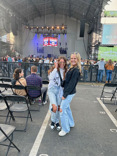 Quinn XCII. Friends. Chicago. City. Concert. Concert outfit. Music. Quinn Xcii, Chicago City, Concert Outfit, Chicago, Concert, Music