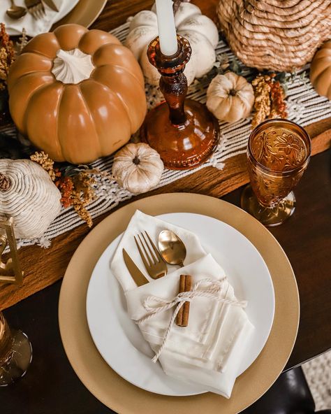 Easy Thanksgiving Tablescapes, Boho Thanksgiving Table, Boho Thanksgiving, Thanksgiving Table Ideas, Minimalist Fall Decor, Boho Fall Decor, Thanksgiving Planning, Modern Fall Decor, Holiday Decor Thanksgiving