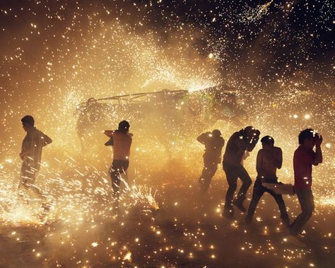 Eye Popping Photographs of the National Pyrotechnic Festival in Mexico nationalpyrotechnicfestival 6 Fireworks Photo, Fireworks Photography, Fireworks Festival, Festivals Around The World, Playlist Covers, Gold Aesthetic, Photo Series, Festival Looks, Story Inspiration