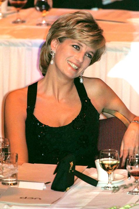 Diana Haircut, Princess Diana Hair, Princess Diana Fashion, Princess Diana Pictures, Princes Diana, Meg Ryan, Diana Fashion, Modern Princess, Romy Schneider