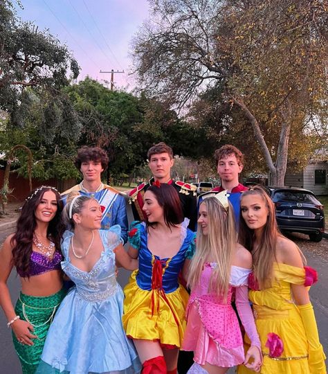 4 Girls Aesthetic, Mode Zendaya, College Halloween Costumes, Mads Lewis, Costume Carnaval, Cute Group Halloween Costumes, Matching Halloween Costumes, Bff Halloween Costumes, Princess Halloween Costume